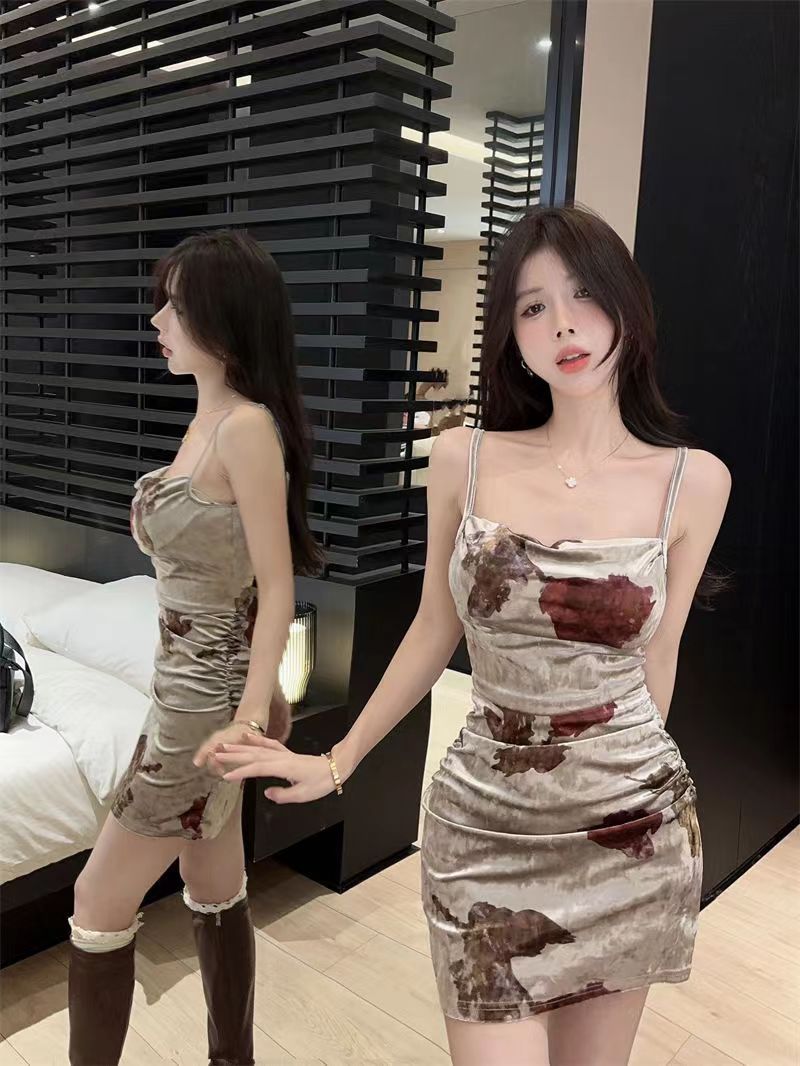 辣妹印花吊帶連衣裙女新款設計感純欲修身包臀打底裙
