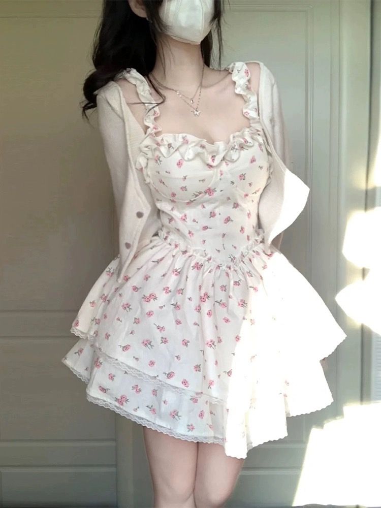 白色碎花吊帶連衣裙女夏辣妹性感純欲風收腰顯瘦蓬蓬裙子甜辣
