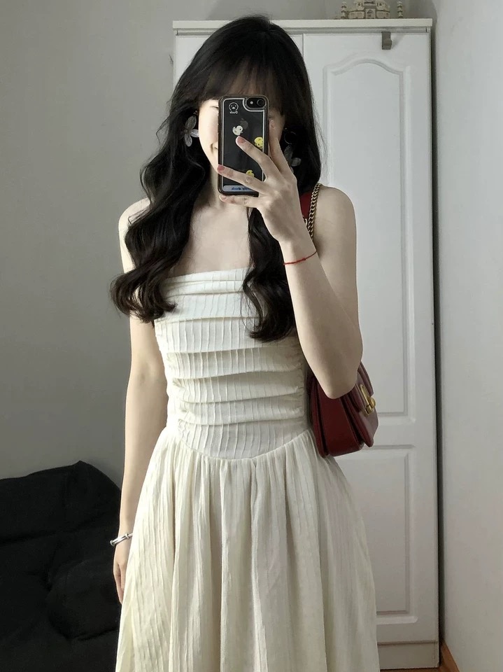 Strap-breasted dress for women in summer new French niche high-end feel waist-hugging and slimming mid-length temperament skirt