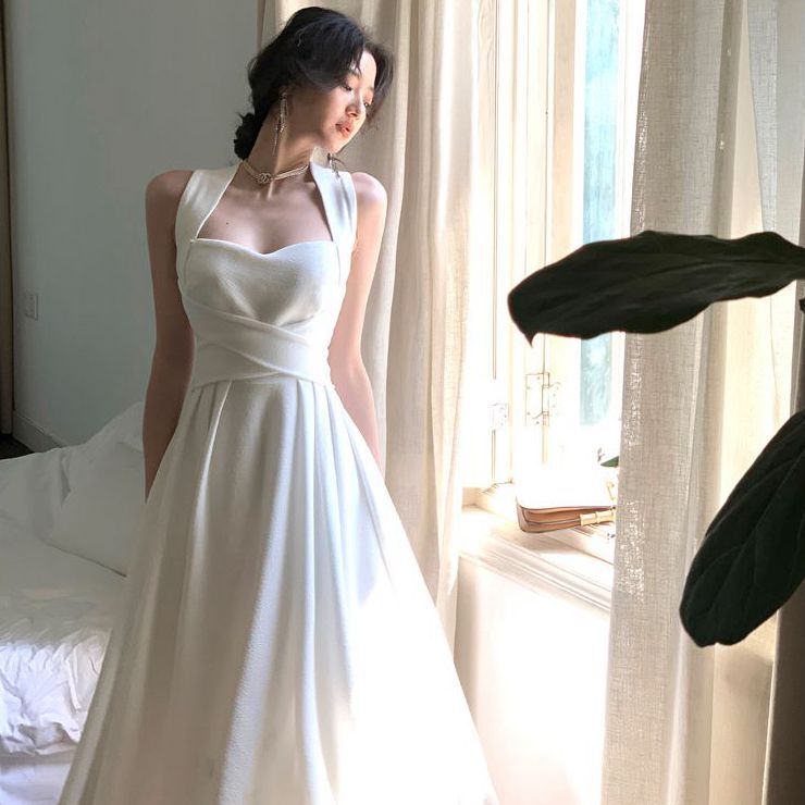 白色交叉綁帶吊帶連衣裙收腰顯瘦女夏2025新款氣質溫柔風掛脖長裙