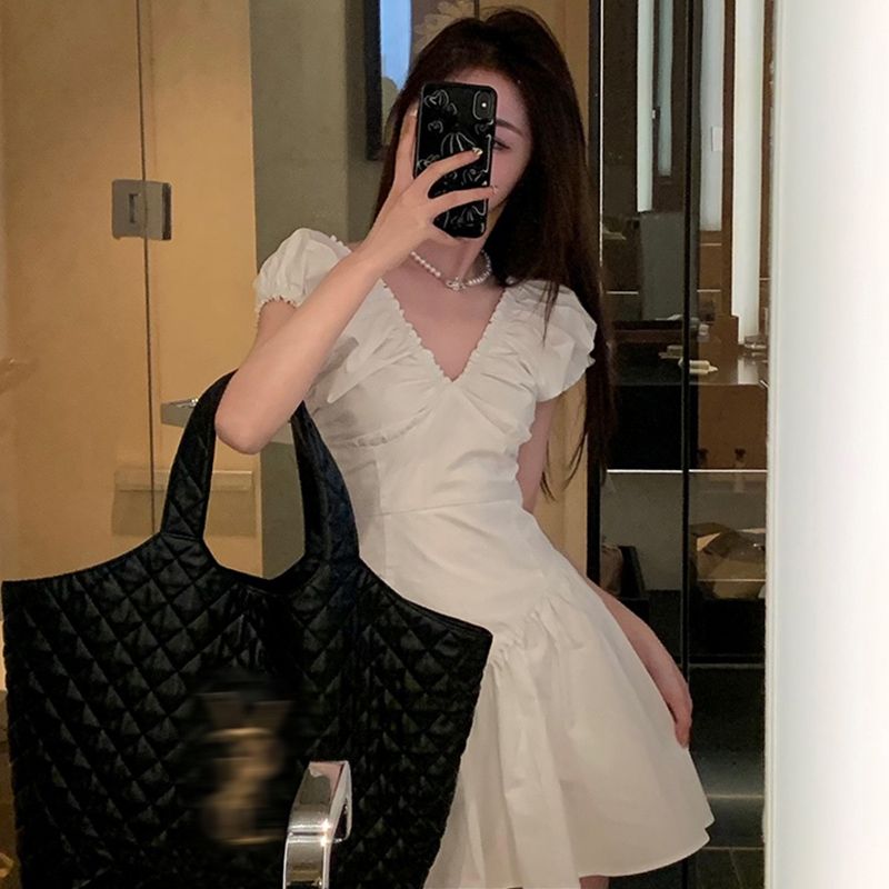 收腰黑色連衣裙子女夏季甜辣妹修身裙茶歇法式赫本風小個子蓬蓬裙