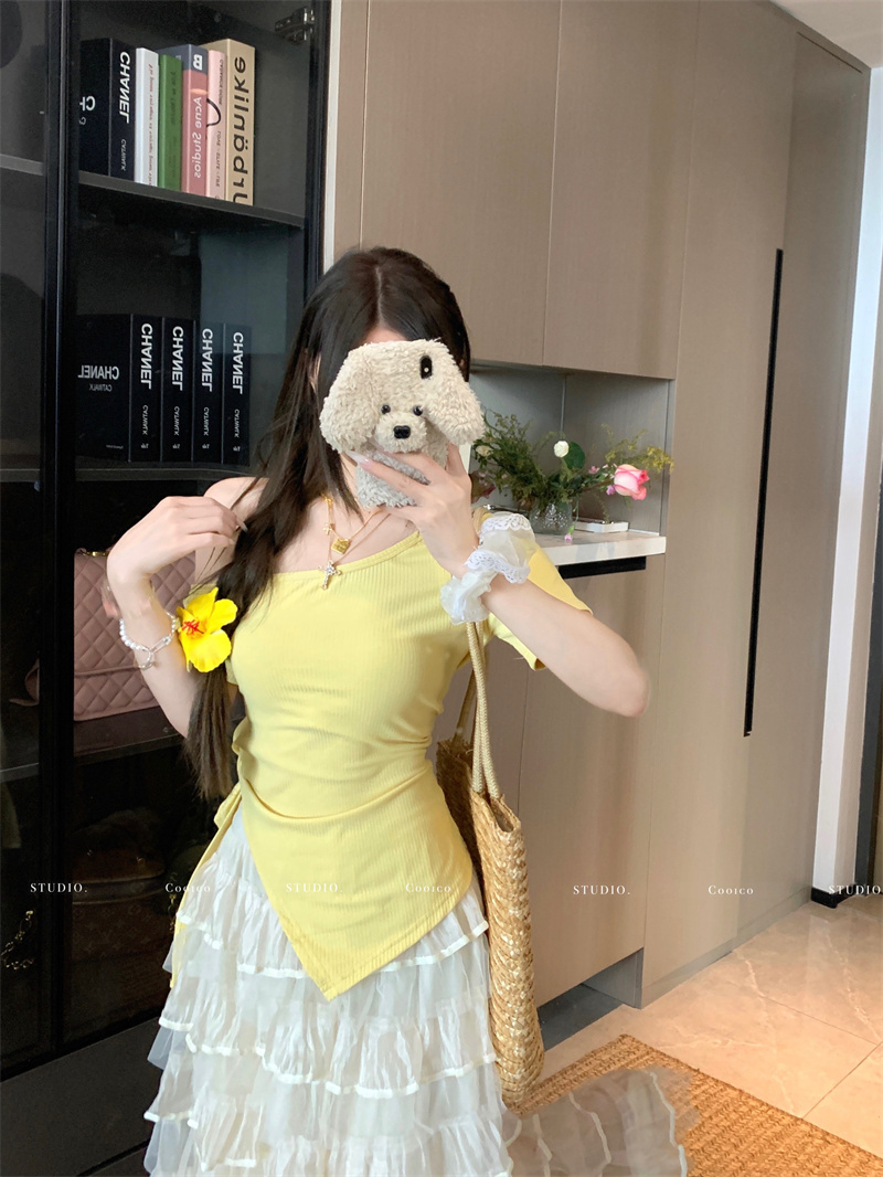 Real shot of slanted neck off-shoulder long-sleeved sweater for women 2025 hot girl strap design slim fit top