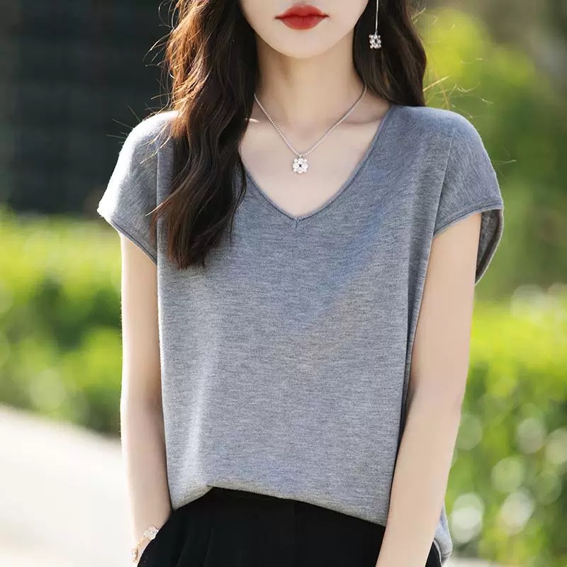 2025夏季新款女士時尚冰絲V領短袖T恤寬鬆洋氣減齡上衣輕薄針織衫