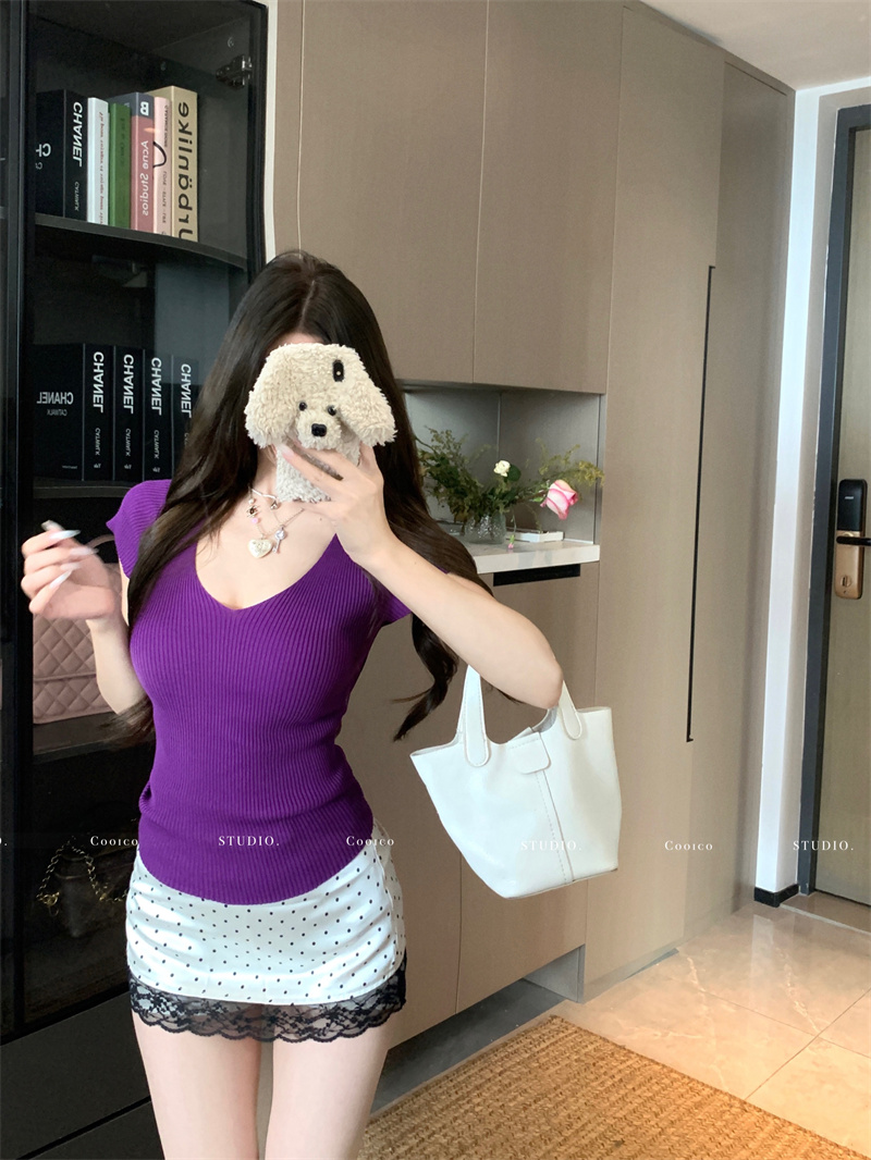 Real shot of v-neck short-sleeved knitted T-shirt for women in summer basic slim fit inner top pure to show off their figure