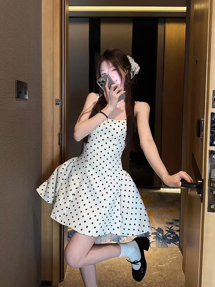 Polka dot strapped dress for women in summer, high-end and sweet, spicy, backless waist-retracted and slim and puffy suspender skirt trendy