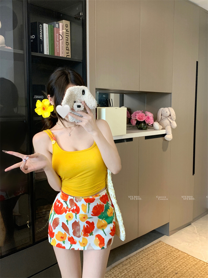 Real photo of little daisy flower brooch shoulder strap vest top with chest pad oil painting flower short skirt suit