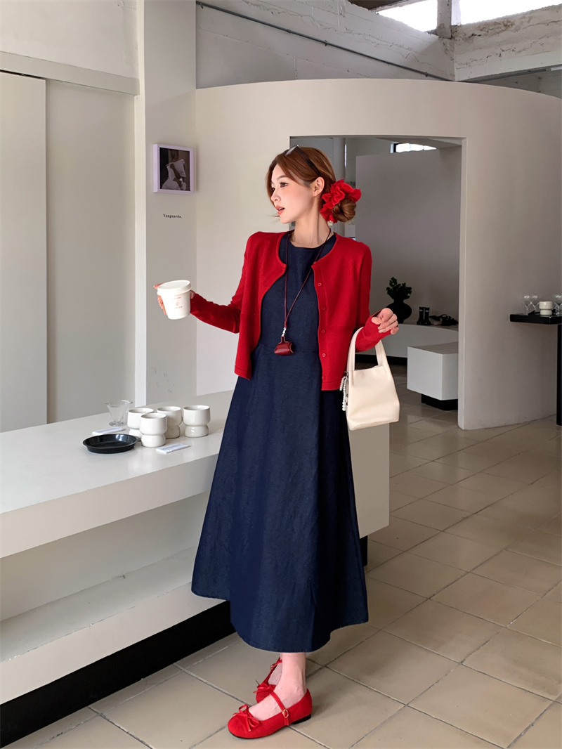 Real shot of retro round neck waist-hugging long A-line denim vest skirt knitted cardigan
