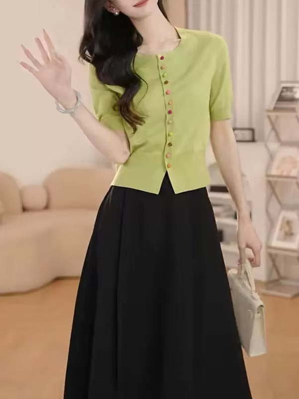 洋氣減齡彩扣針織上衣女新款時尚氣質顯瘦毛衣春夏設計感短袖開衫