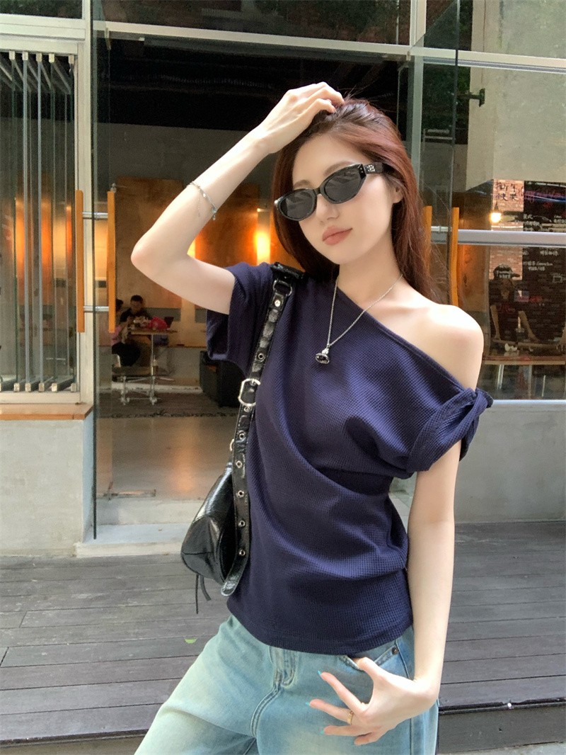 Real shot of off-shoulder design retro kink loose T-shirt top for women