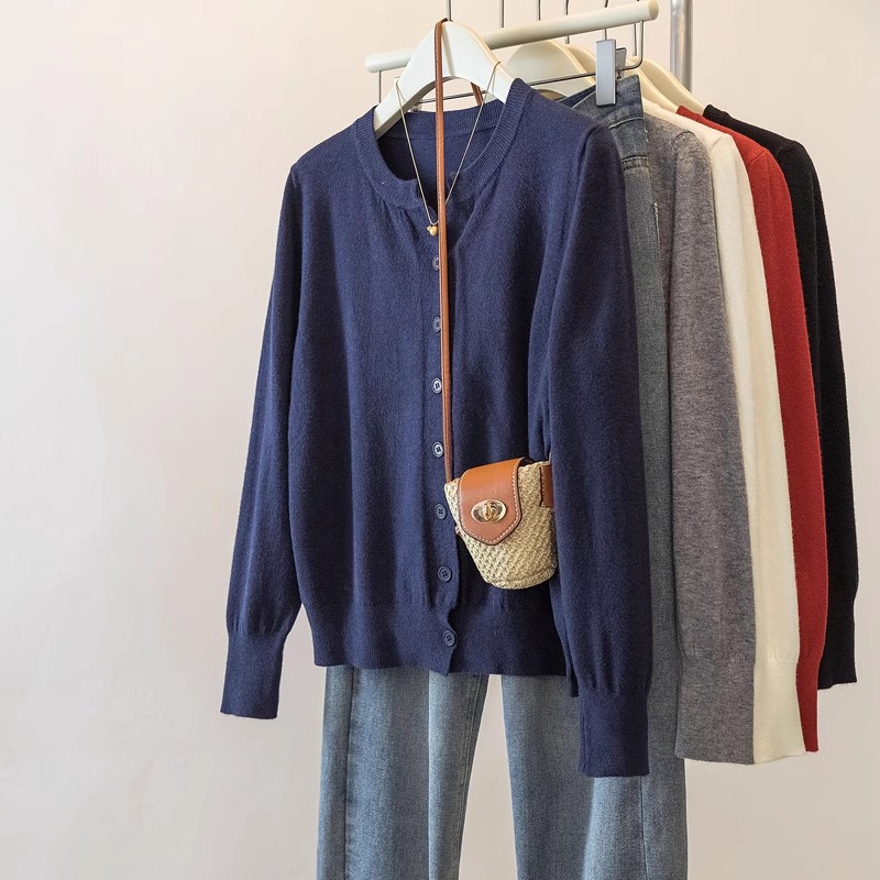 Korean version of soft and glutinous round neck knitted cardigan small jacket for women in spring 2025 age-reducing sweater for extra slimming top