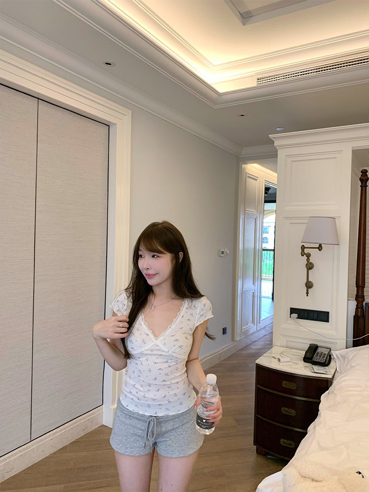 Floral V-neck Lace Short-sleeved T-shirt for women Xia Chun, slim-fitting top