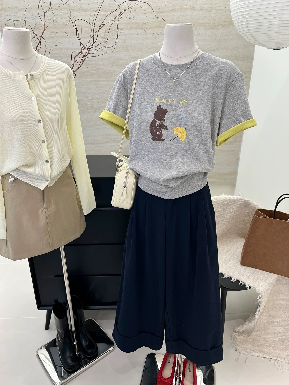 Contrasting color cute bear two-color T-shirt for women's youthful age-reducing T-shirt half-sleeved top
