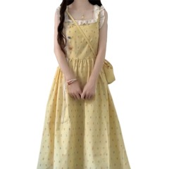 French-style sweet Japanese petite yellow polka dot dress for students, with a waist-cinching design, suitable for influencers to look slimmer and perfect for vacation wear.