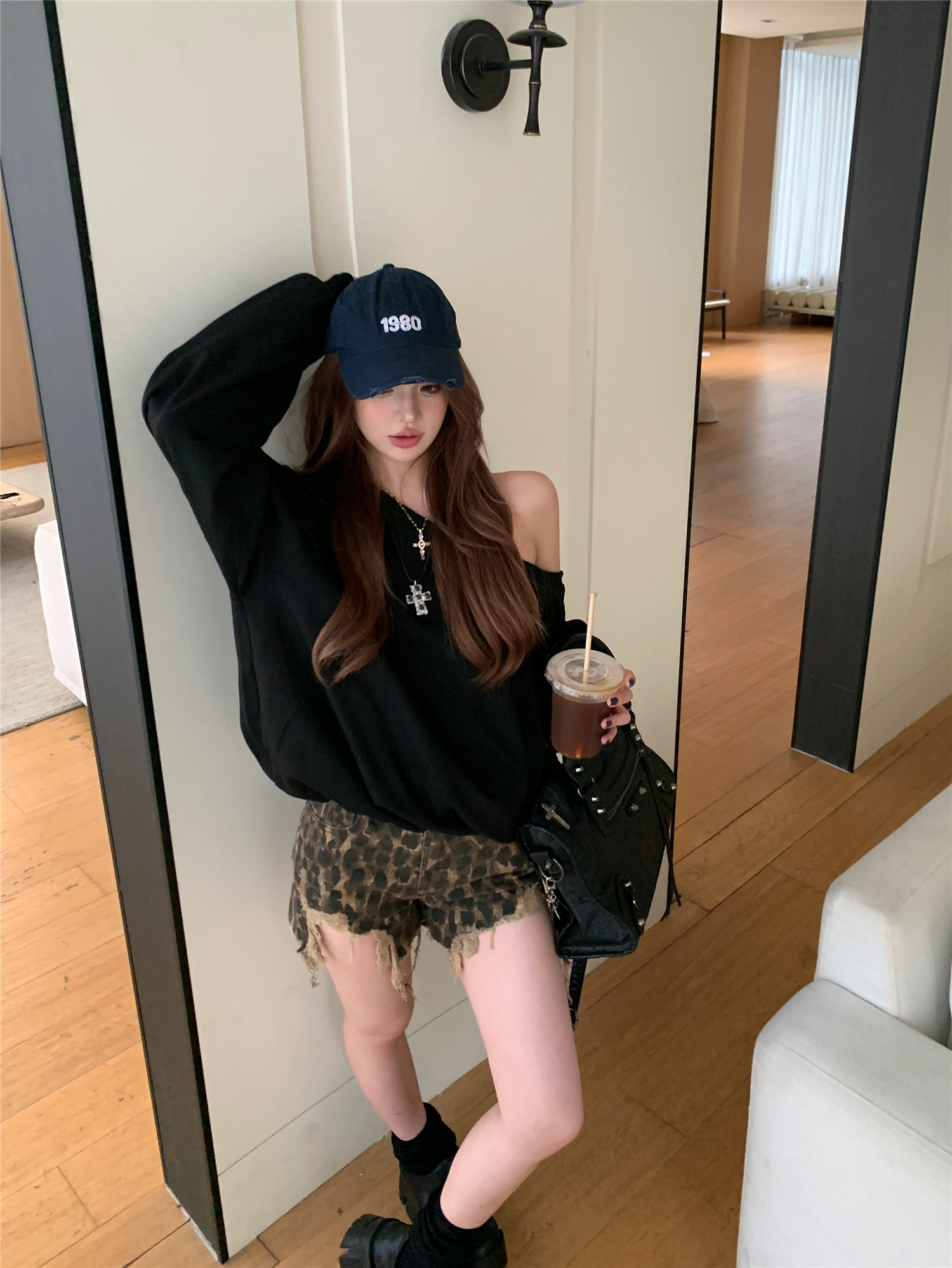 Real shot of off-shoulder long-sleeved T-shirt pull-out slung sweatshirt for women in spring and summer leopard print irregular rosy denim shorts