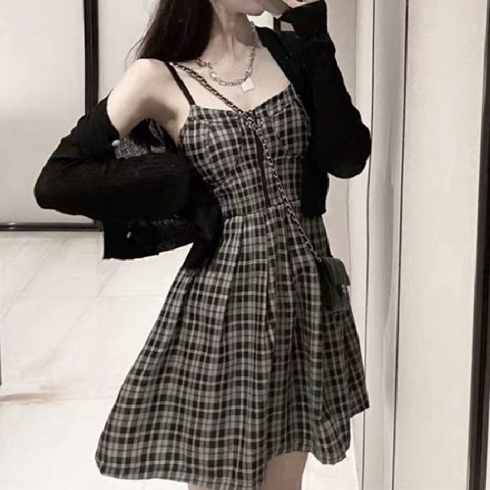 法式復古赫本格子吊帶連衣裙女2025夏季高級感小個子甜辣氣質裙子