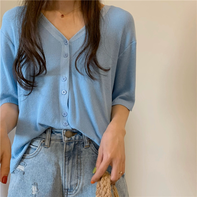 Simple and sweet V single-breasted knitted short-sleeved top