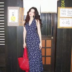 逢花復古夏季V領收腰藏藍色碎花裙掛脖長款連衣裙女