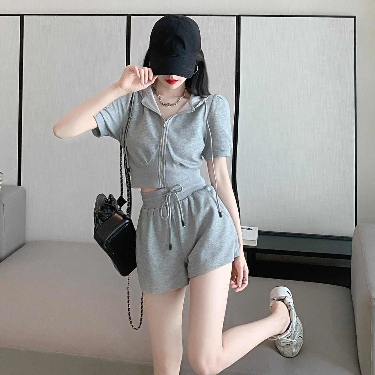 Internet celebrity sports and casual suit for women in summer 2025 new loose and fashionable student shorts two-piece set