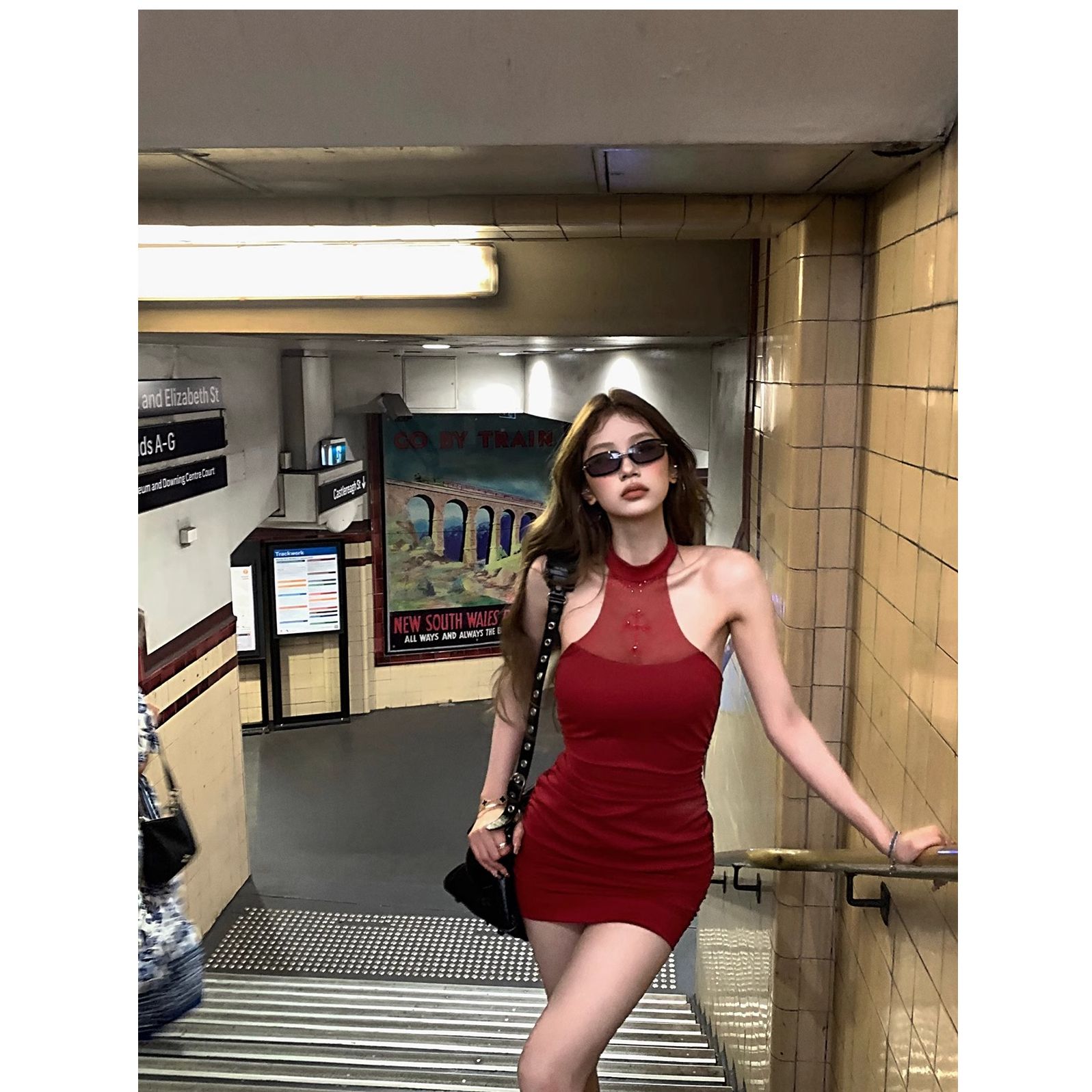 純欲設計感辣妹掛脖燙鑽連衣裙女夏季新款性感修身收腰紅色包臀裙