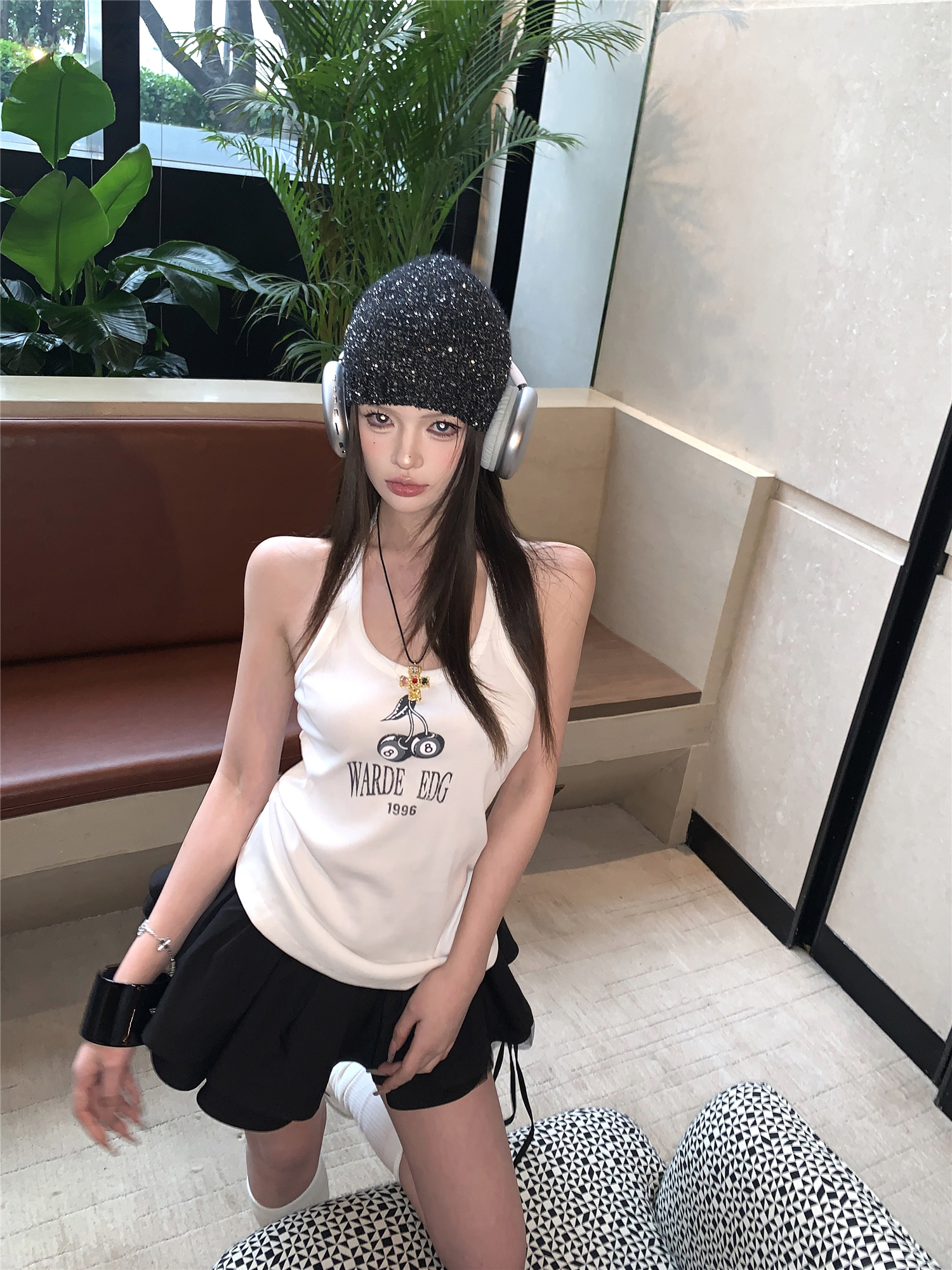 Real shot!  Slim-fitting, small U-neck suspender top for women with high waist, slim hot girl A-line flower bud short skirt
