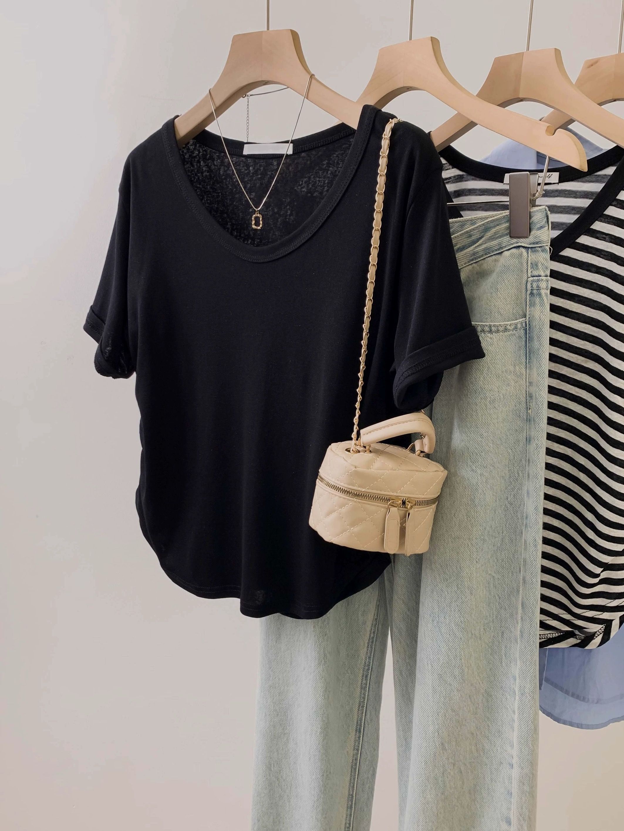 ~Large size women's clothing, white solid color V-neck short-sleeved T-shirt for women's summer 2025 new design niche top