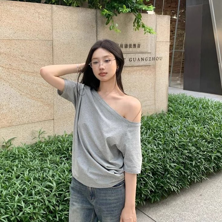 White oblique shoulder exposed collarbone sexy off-shoulder short-sleeved T-shirt for women in early autumn loose and lazy one-shoulder top