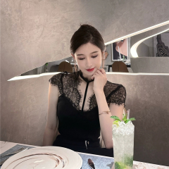 天貓質量性感辣妹掛脖蕾絲女夏設計感小眾短袖鏤空v領短款