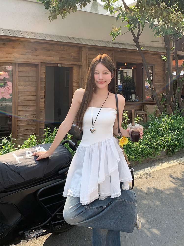 Real shot of strapless lace top with waist-hugging and stretchy irregular dress
