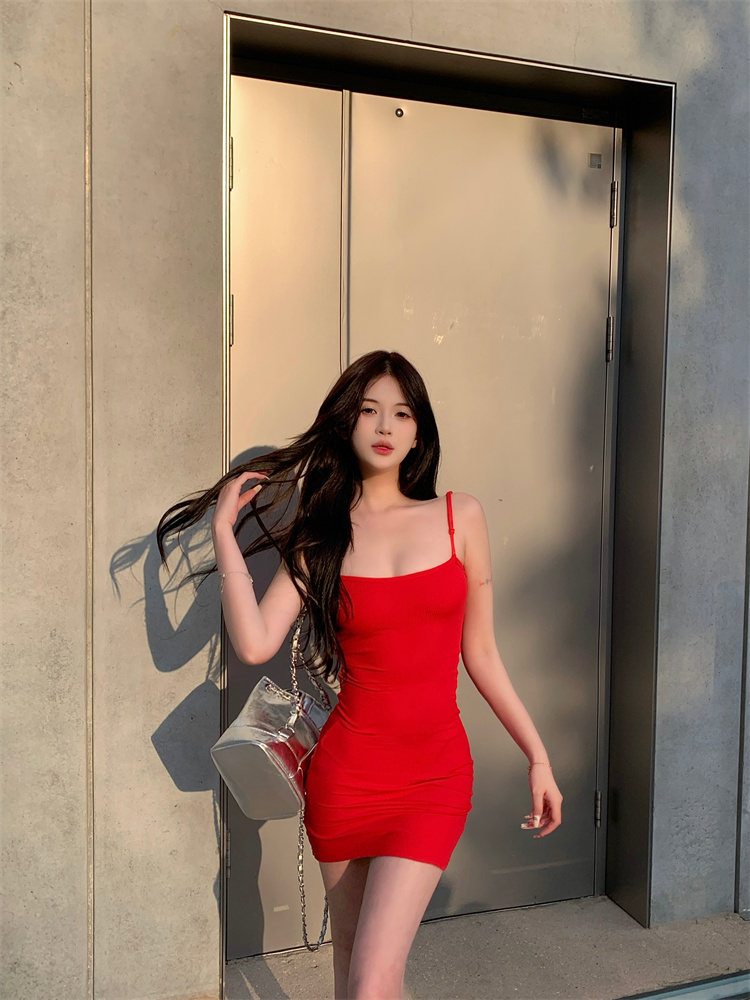 Real shot of new sexy suspender dress with hot girl sleeveless tight backpack hip skirt short skirt