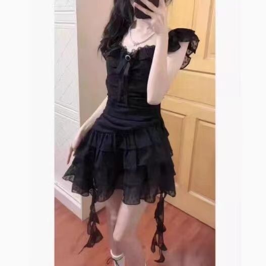 原版質量法式赫本風黑色吊帶連衣裙女辣妹蕾絲不規則氛圍感收腰