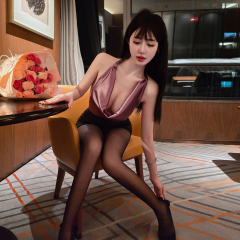 Sexy internet celebrity anchor Royal Sister OL secretary wears foot bath technician uniform deep V-neck halter neck top hip skirt