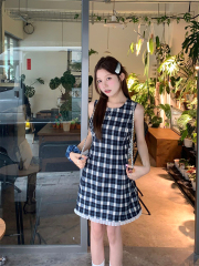 Real shot of Korean chic girl simple contrasting plaid playful dress Ruth skirt