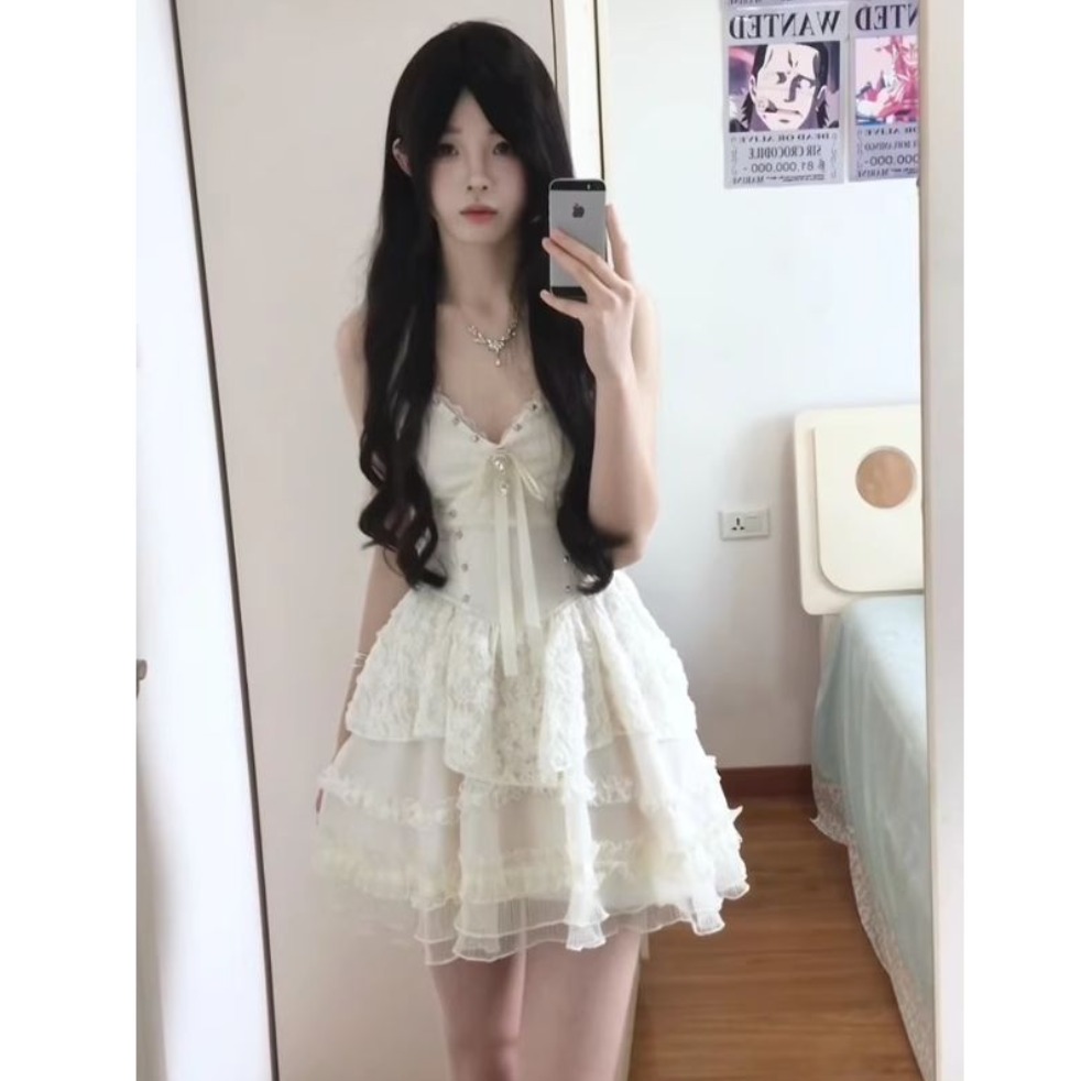 Pure and sexy hot girl v-neck dress for women 2025 summer new style neck halter design feel slimming cake short skirt