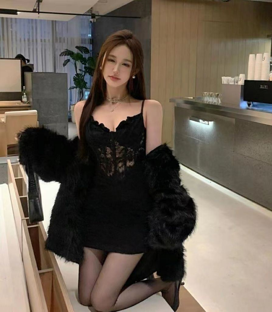 純欲蕾絲拼接V領吊帶連衣裙女冬性感鏤空收腰包臀裙黑色打底短裙