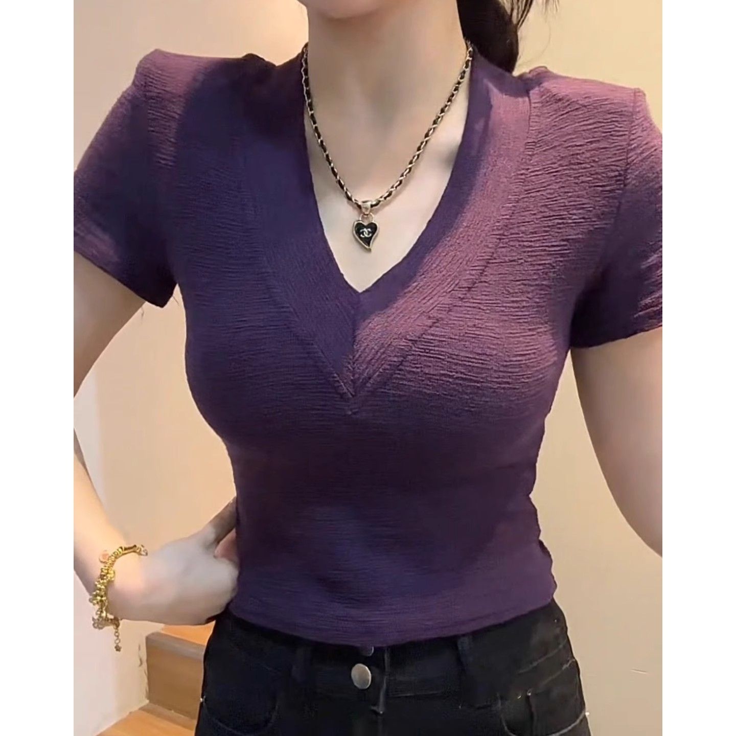 Korean version of pure desire V-neck short-sleeved T-shirt for women 2025 summer new design niche slim and versatile short top