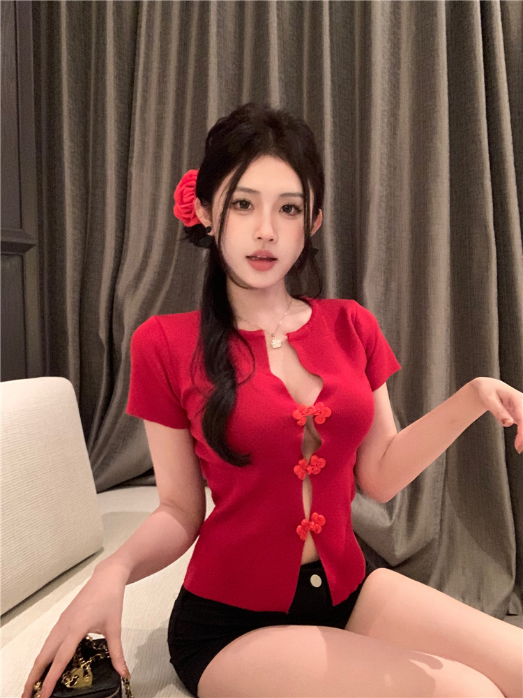 Real shot of new Chinese red buckle knitted sweater short top slim and slim new temperament hot girl top