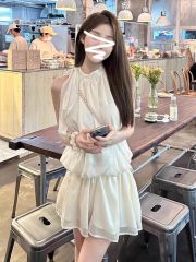 法式白色無袖掛脖吊帶連衣裙子女夏季2025新款度假小個子收腰短裙