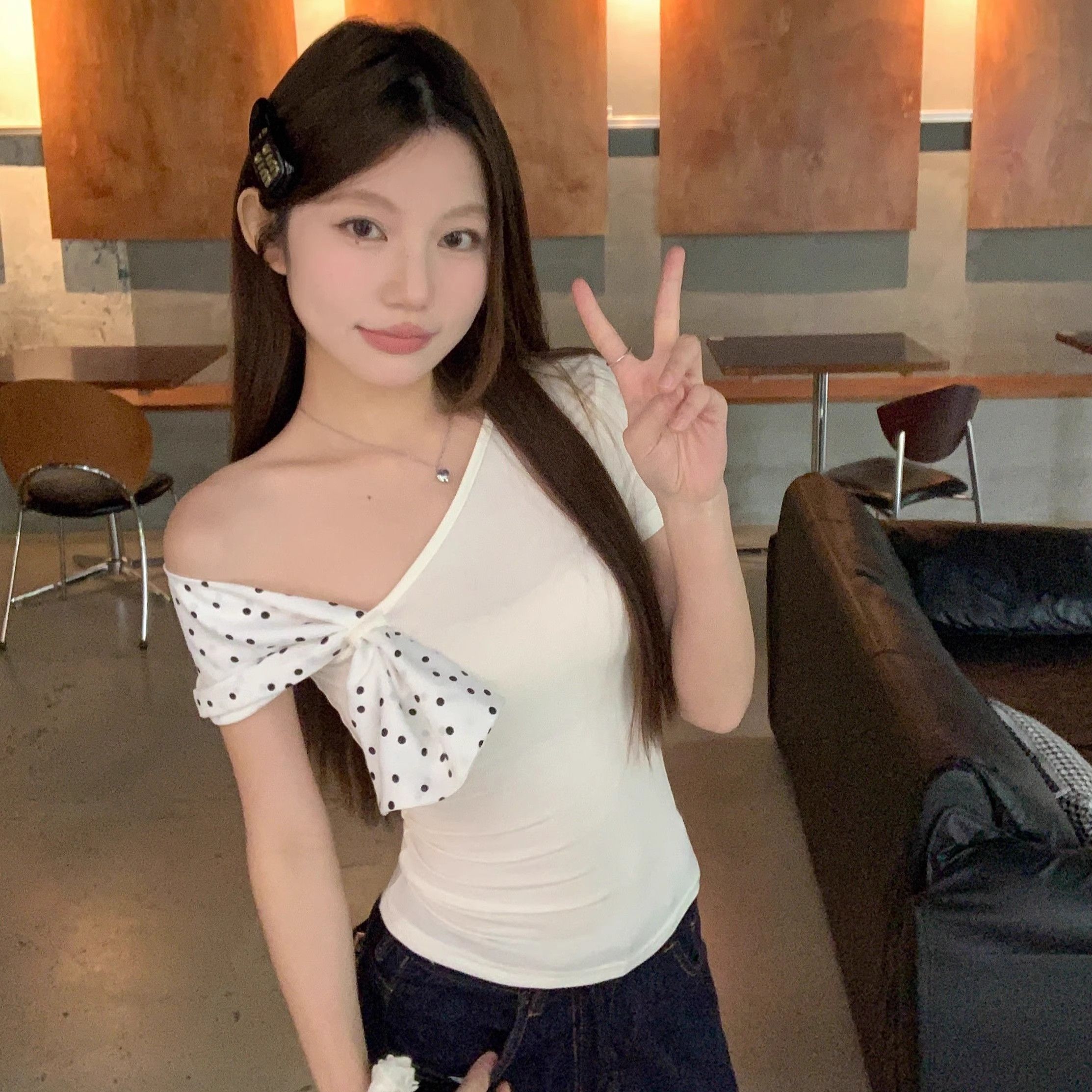2025 new polka dot slanted neck off-shoulder short-sleeved T-shirt for women in summer French slim fit slim small top