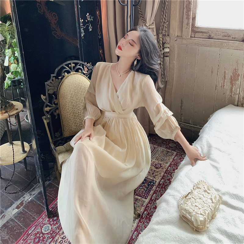 Real-life French gentle style dress with niche design waist-hugging V-neck temperament solid color long skirt