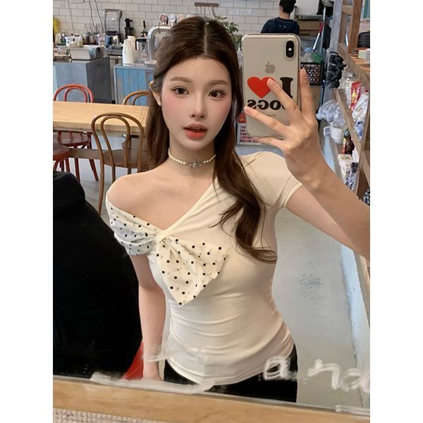 Niche design white short-sleeved T-shirt for women in spring new small and unique beautiful shirt slim fit top