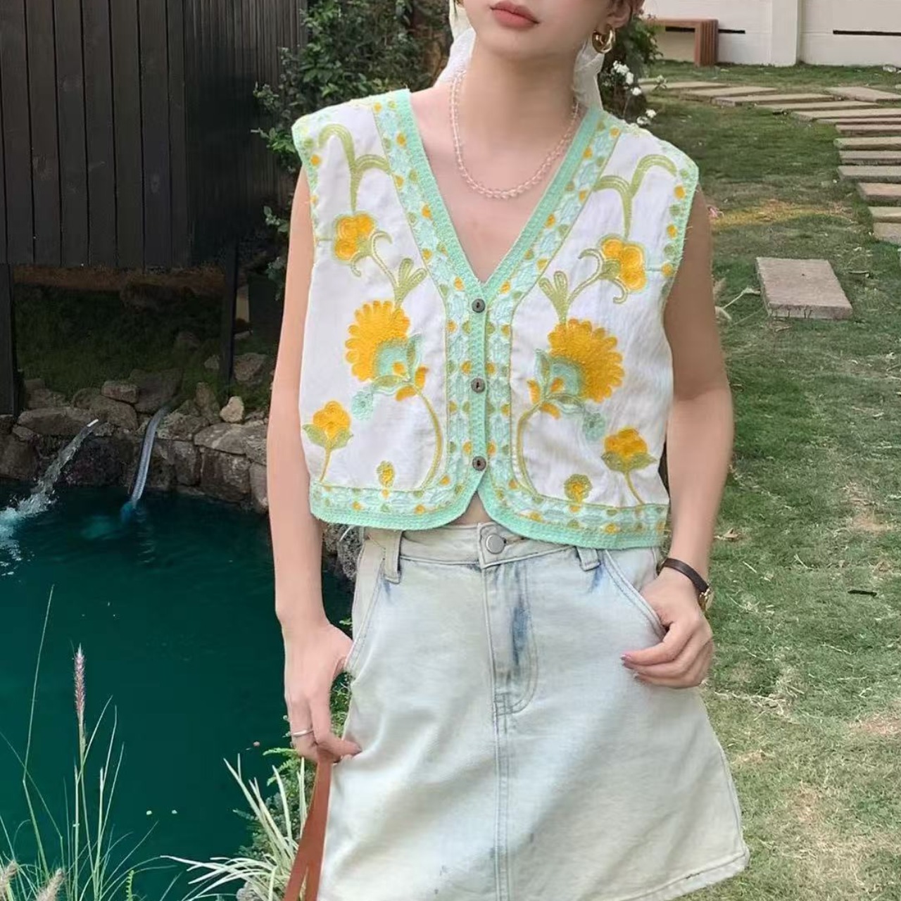 Retro 2025 style hook flower hollow knitted suspender vest layered with Korean sleeveless cardigan