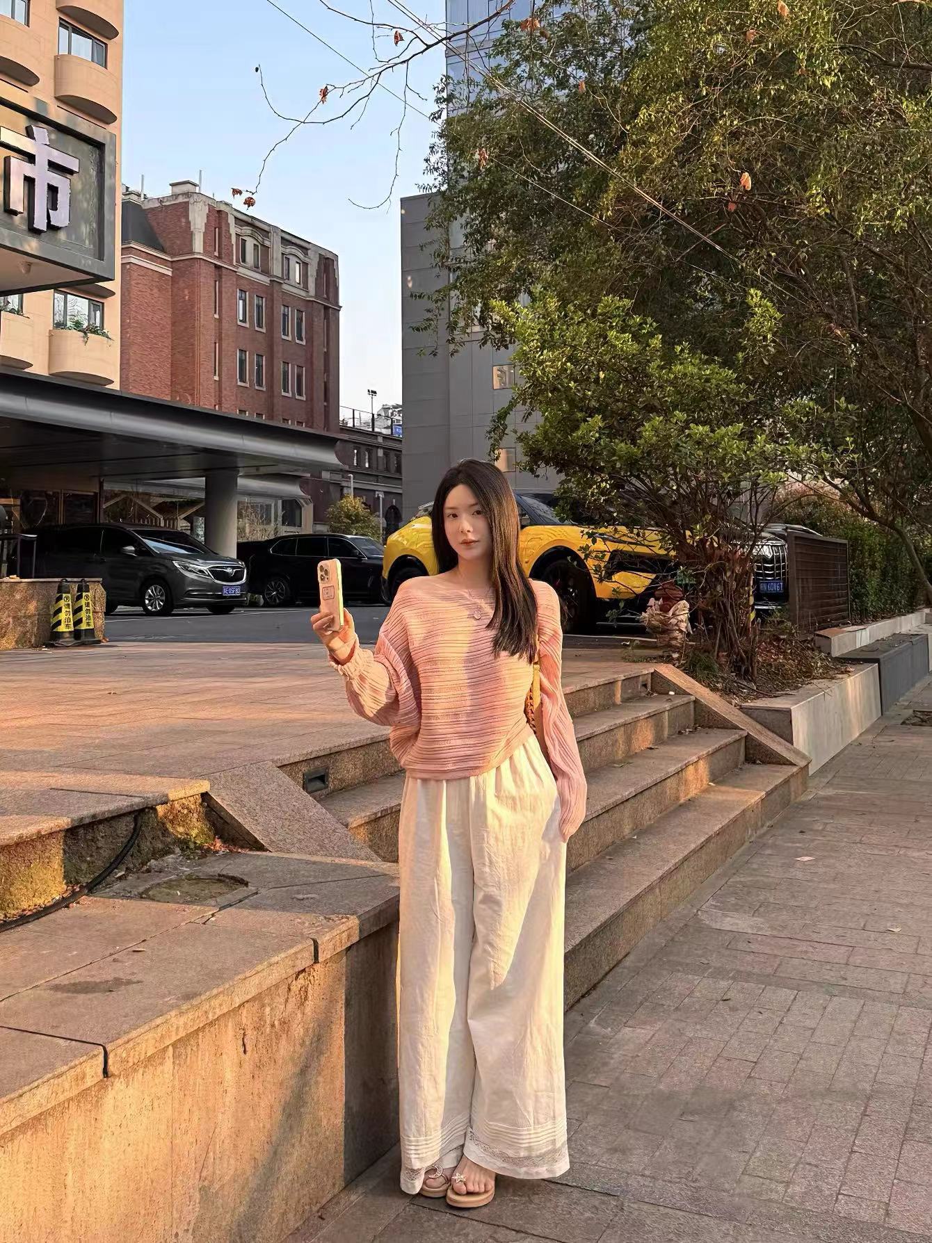 粉桃奶芙 慵懶風粉色針織衫女設計肌理感套頭露肩上衣