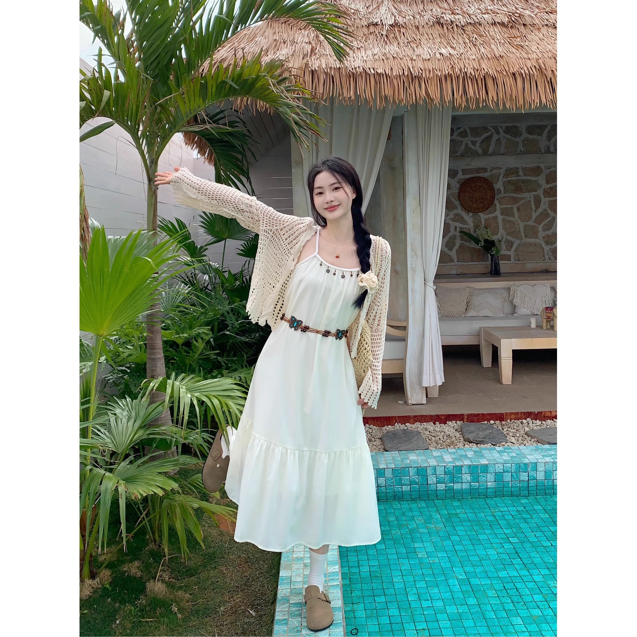 Seaside vacation style suit temperament waist-hugging suspender dress for women in summer knitted hollow cardigan top two-piece set
