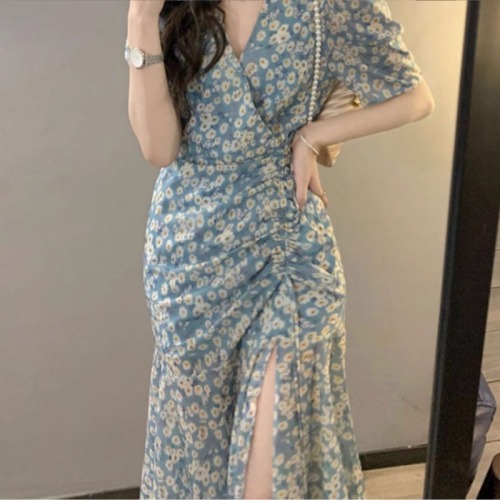 French dignified and elegant small person looks tall on the beach vacation green v-neck waist-hugging design dress for women summer