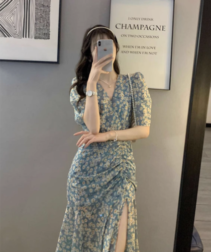 French dignified and elegant small person looks tall on the beach vacation green v-neck waist-hugging design dress for women summer