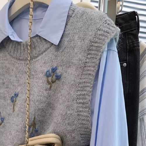 Grey vest knitted layered vest vest women's spring, autumn, autumn and winter Korean sweater sleeveless shirt two-piece top