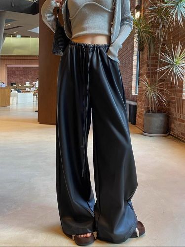 Black leather wide-leg pants for women, 2025 autumn/winter new matte PU casual pants, loose and slimming straight-to-the-ground pants