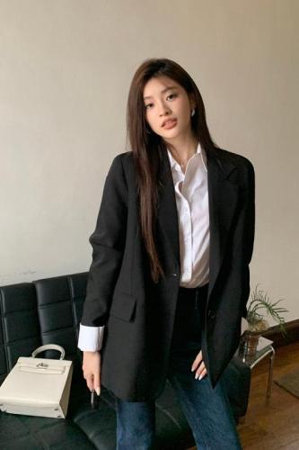 Real shot of 2025 spring clothing new design classic fashionable loose silhouette temperament casual blazer top for women