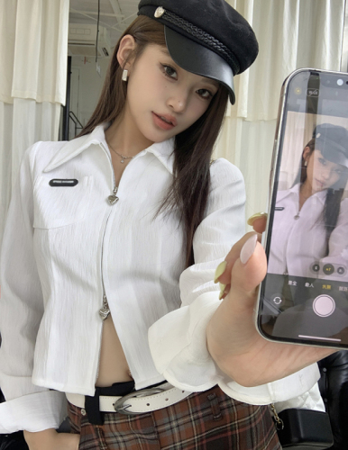 Real shot of 2025 autumn and winter new American polo collar design short top long sleeve love zipper shirt shirt for women