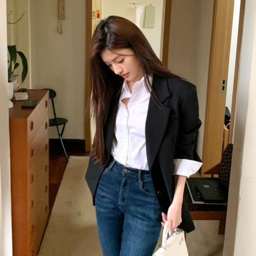 Real shot of 2025 spring clothing new design classic fashionable loose silhouette temperament casual blazer top for women